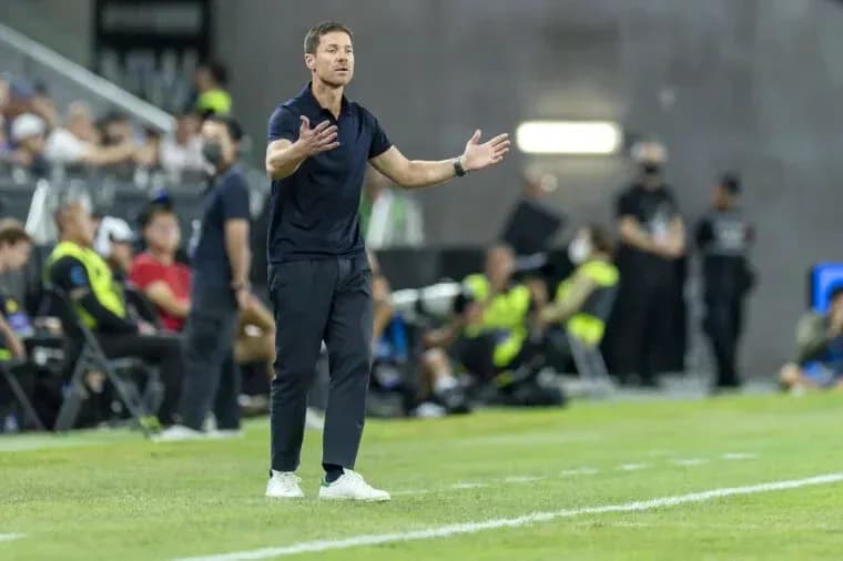 Entrenador dando instrucciones desde la línea de banda