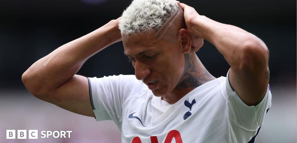 Jugador de Tottenham con las manos en la cabeza
