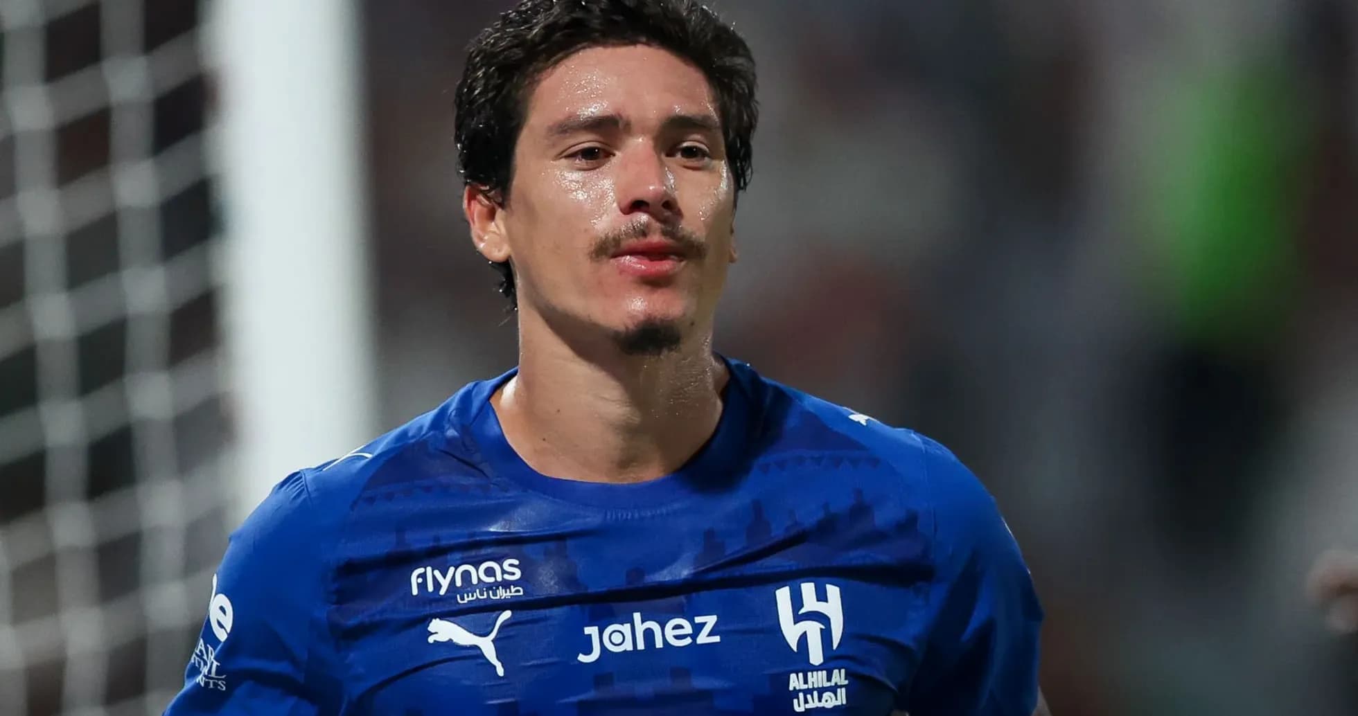 Jugador de Al Hilal en uniforme azul durante el partido