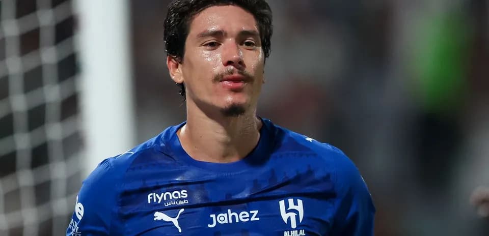 Jugador de Al Hilal en uniforme azul durante el partido