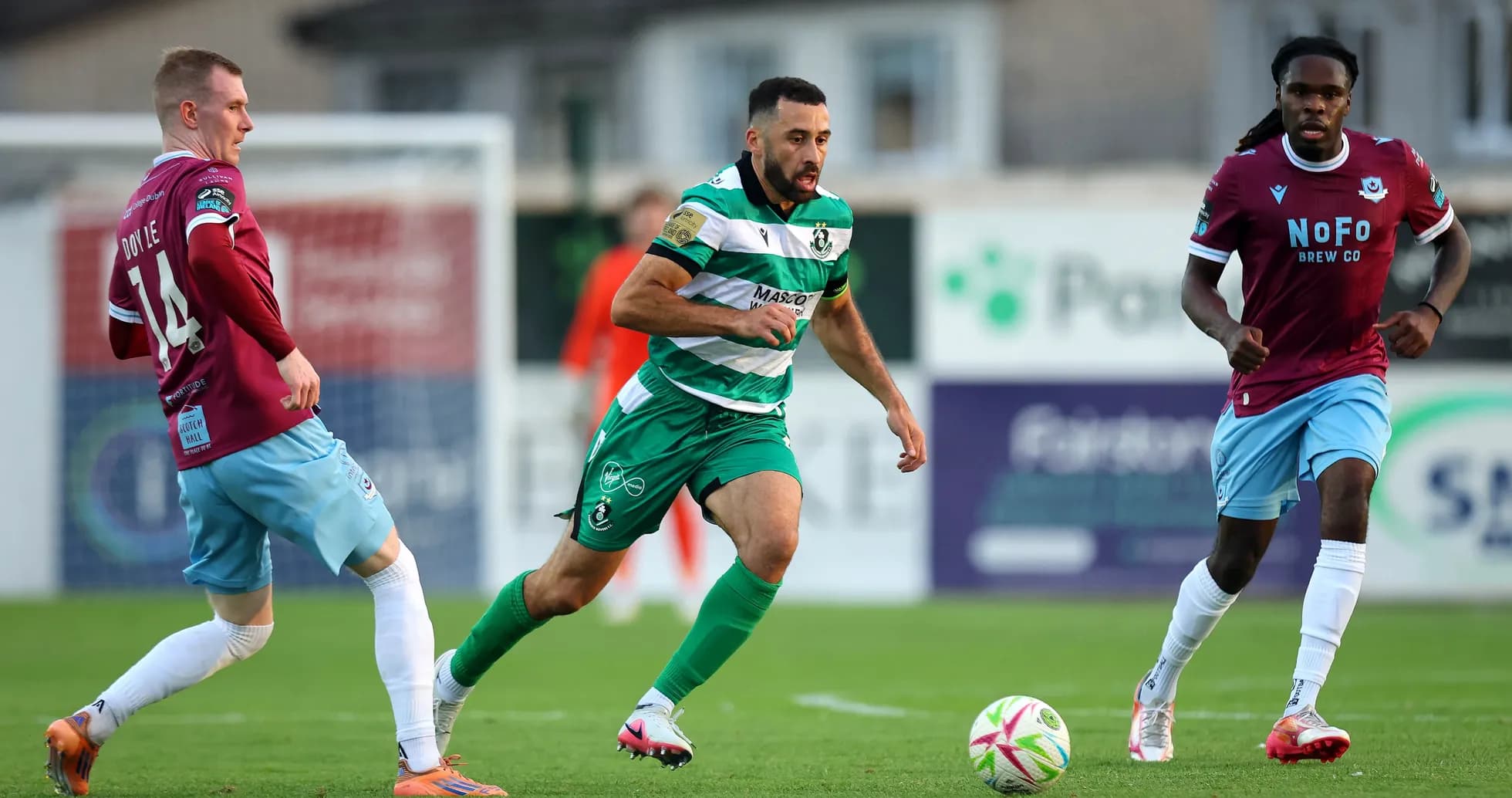 Jugadores de Shamrock Rovers en acción