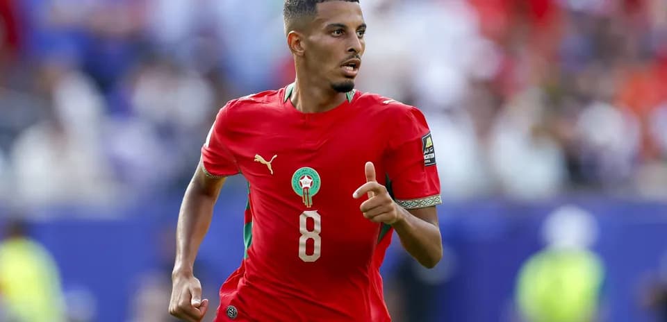 Jugador de Marruecos corriendo con balón durante partido