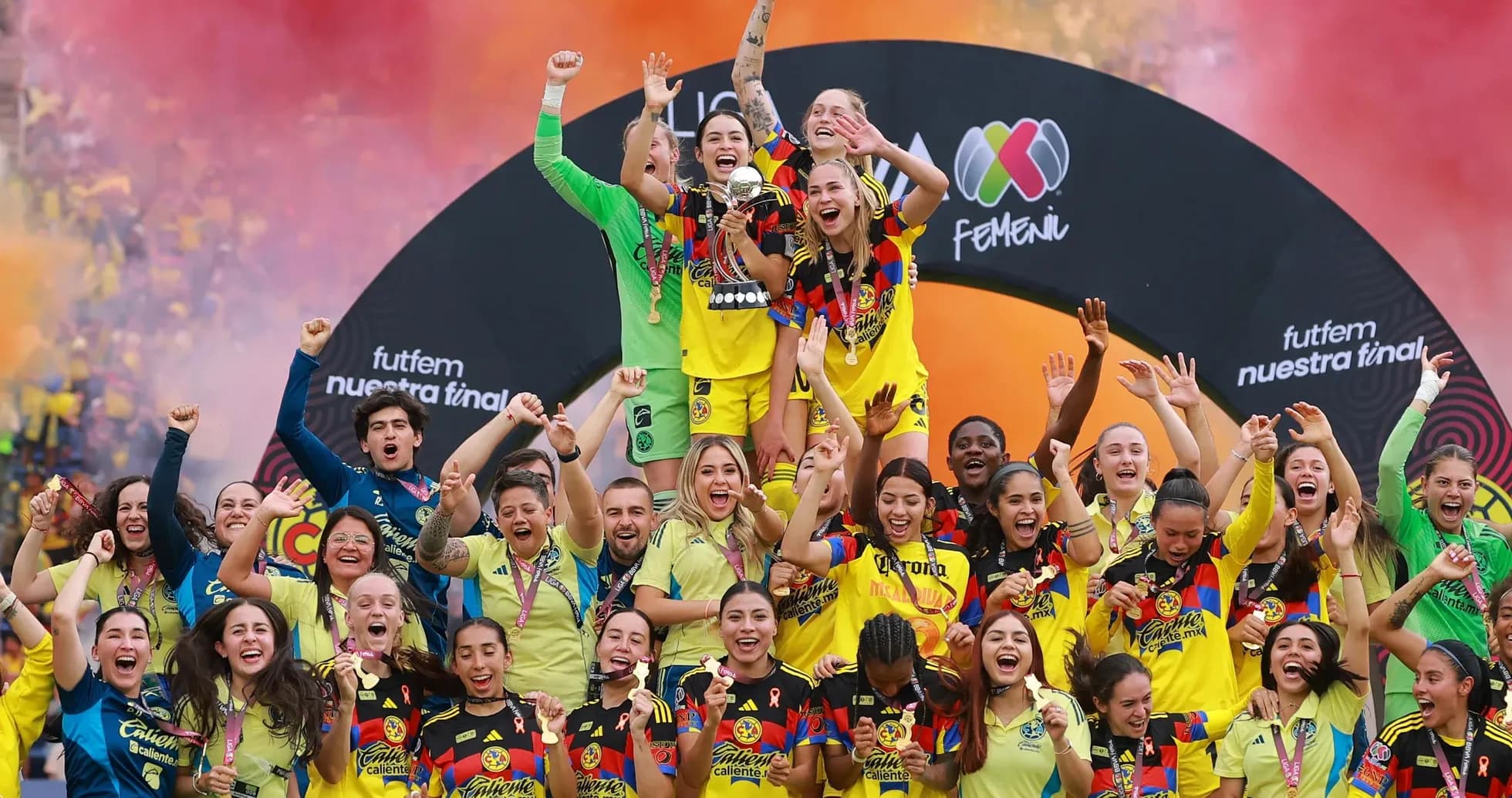 Jugadoras de América W celebrando el triunfo