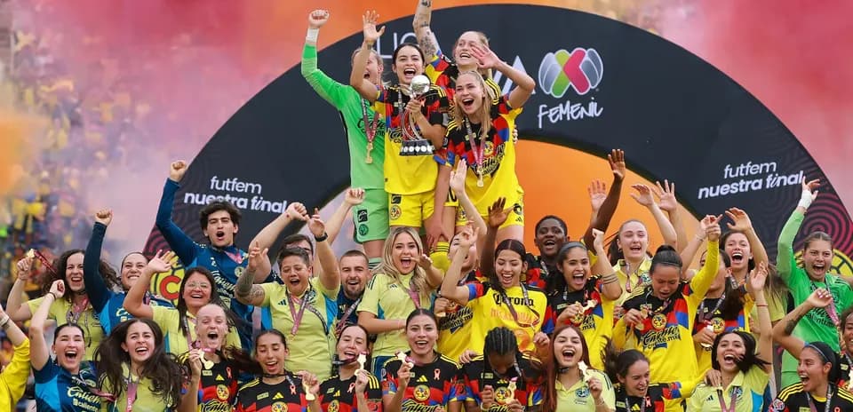 Jugadoras de América W celebrando el triunfo