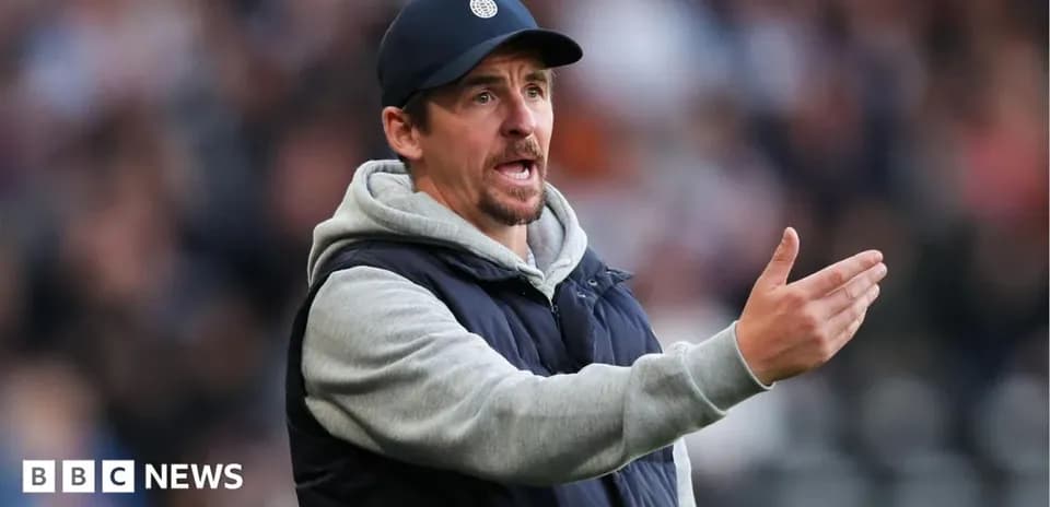 Entrenador dirigiendo a su equipo durante un partido