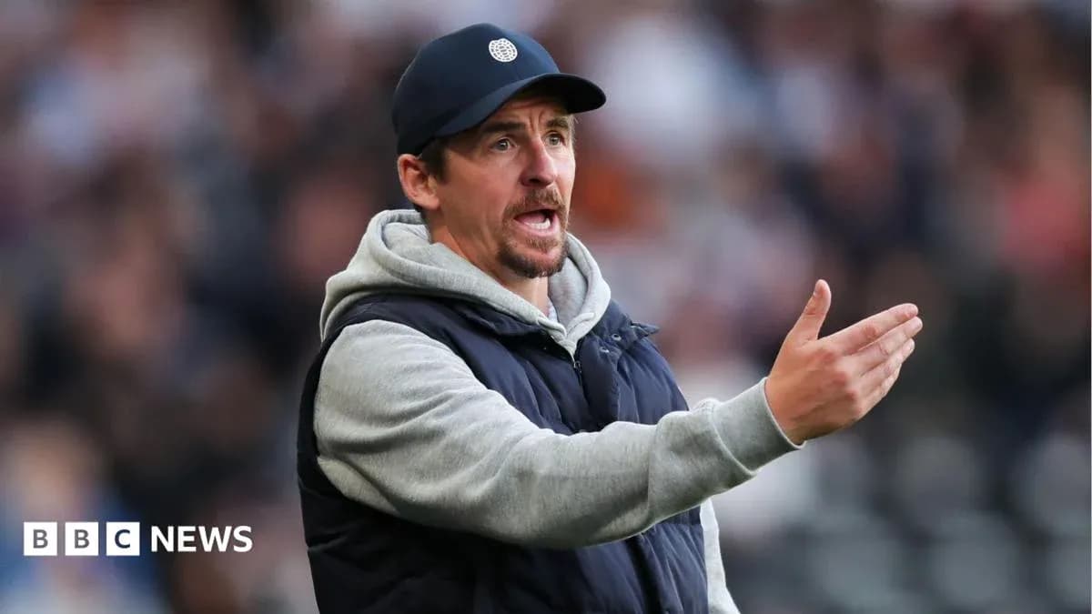 Entrenador dirigiendo a su equipo durante un partido