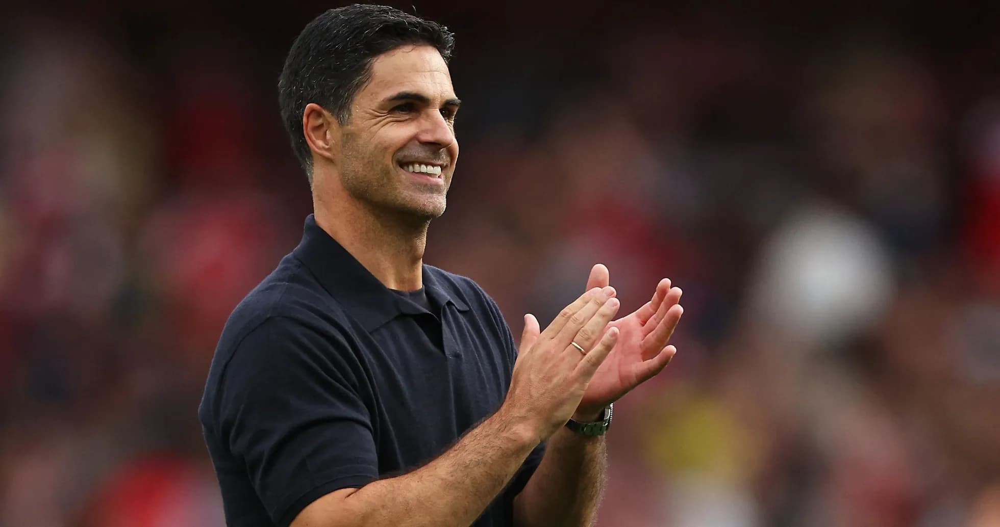 Entrenador aplaudiendo durante el partido