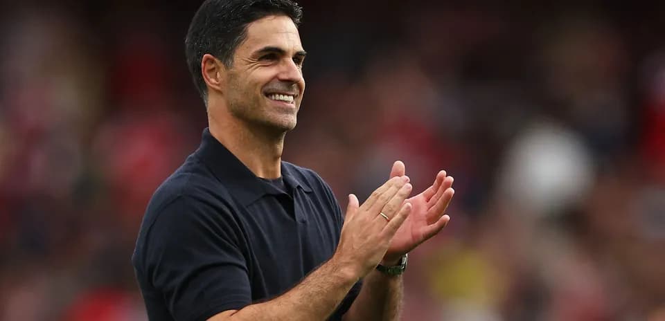 Entrenador aplaudiendo durante el partido
