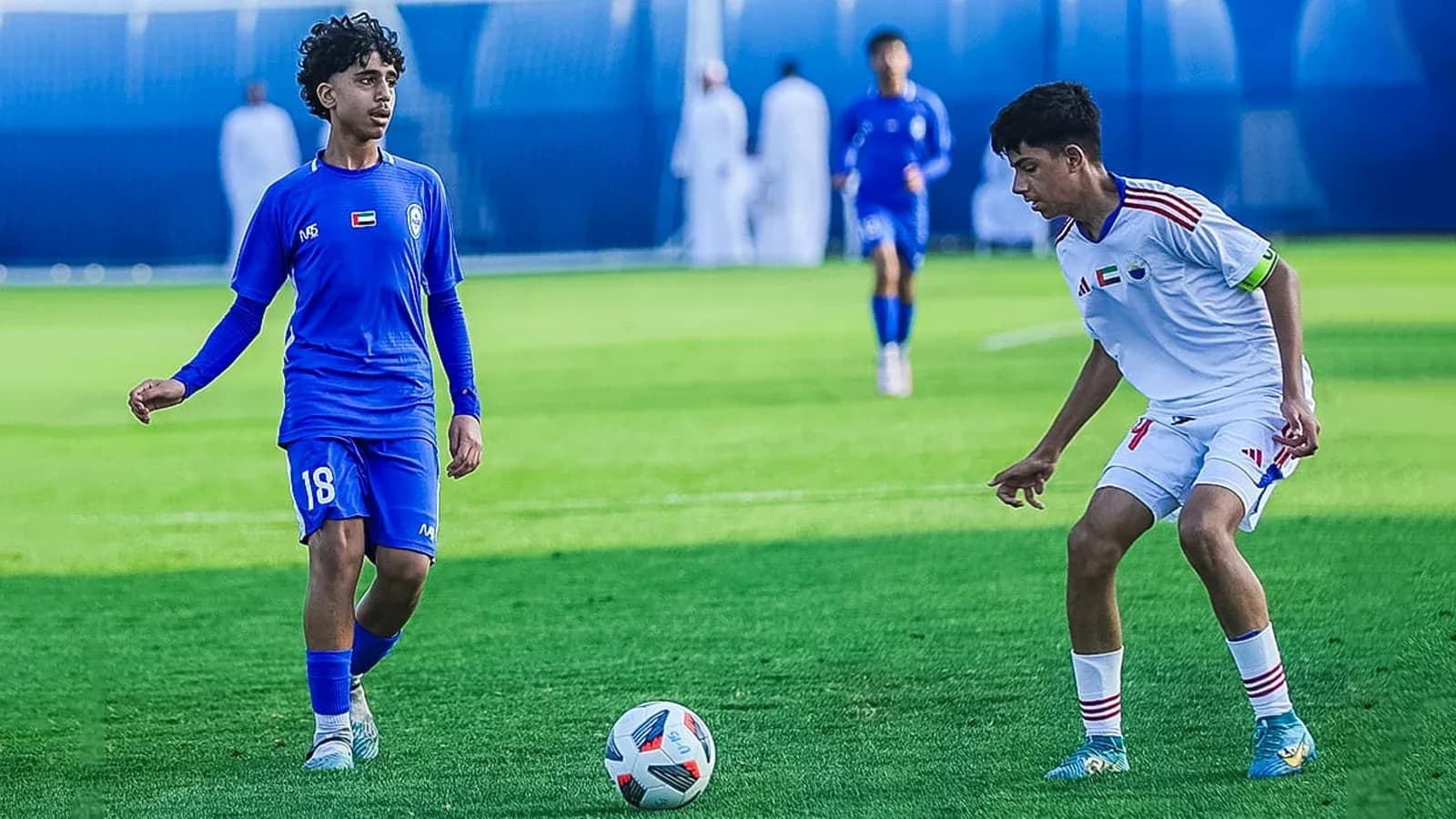 Jugadores de Al Jazira U23 y Al Nasr U23 en acción