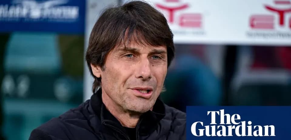 Entrenador hablando durante conferencia de prensa