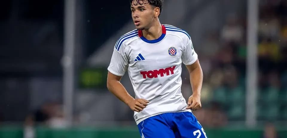 Jugador de fútbol corriendo en uniforme de Hajduk Split