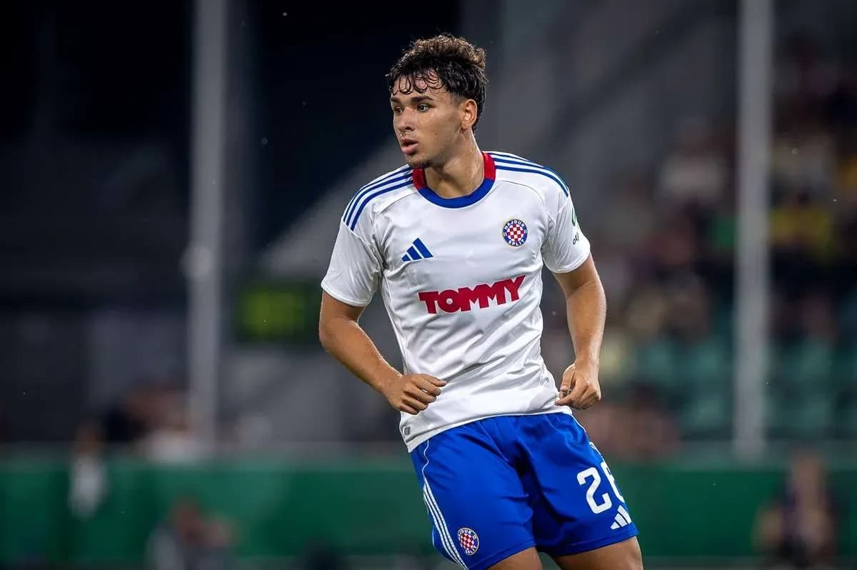Jugador de fútbol corriendo en uniforme de Hajduk Split