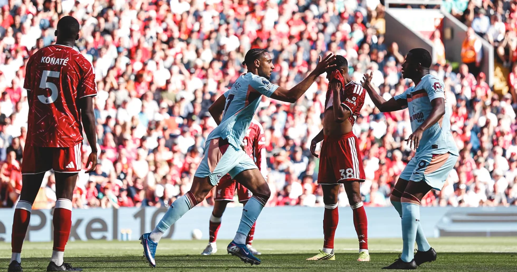 Jugadores de Brentford celebrando un gol