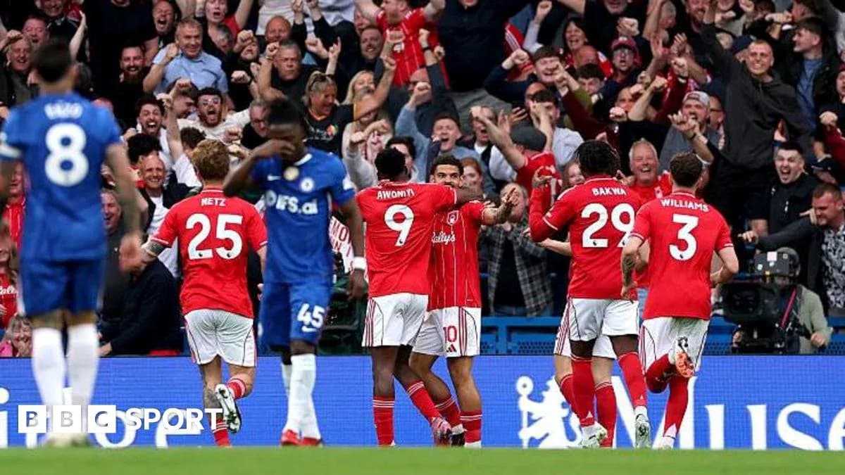 Jugadores de equipo celebrando un gol con aficionados