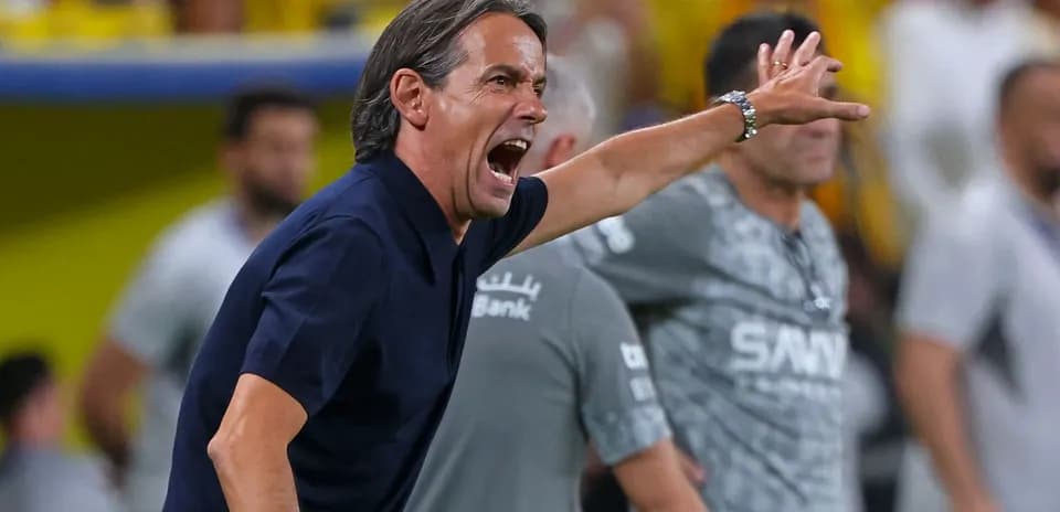 Entrenador dirigiendo a su equipo desde la línea de banda