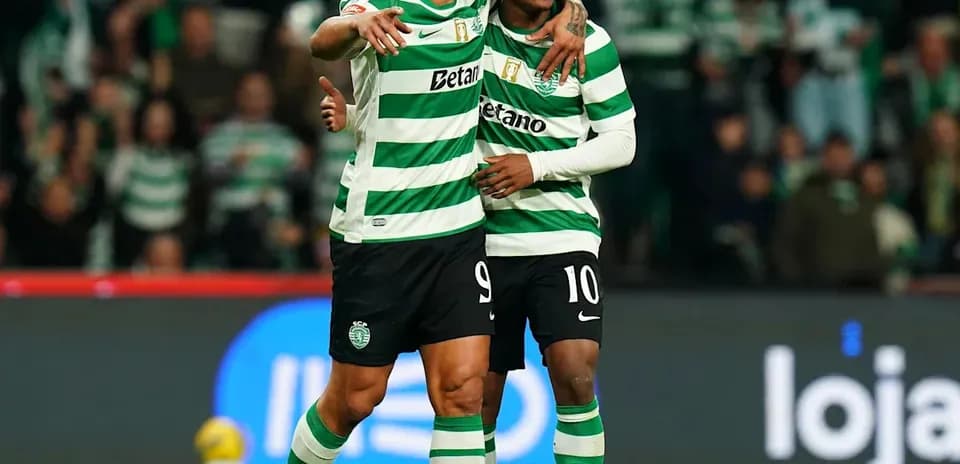 Jugadores de Sporting CP celebrando un gol juntos