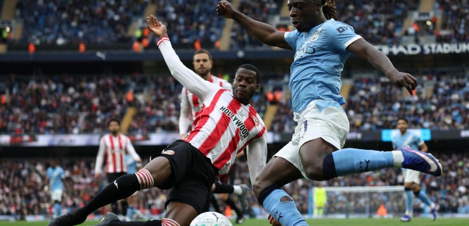 Jugador de Manchester City evitando entrada de Brentford