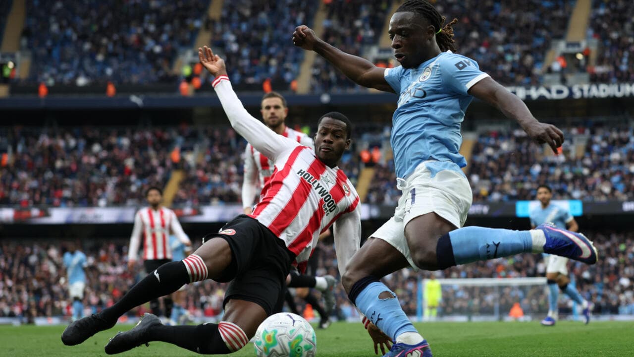 Jugador de Manchester City evitando entrada de Brentford