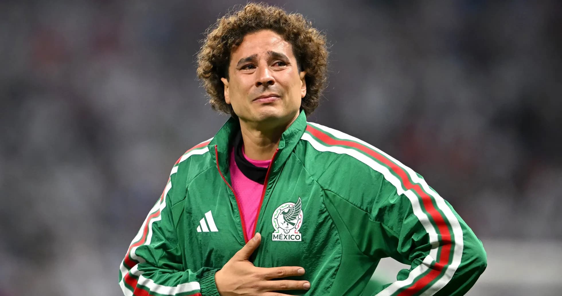 Portero de México con chaqueta verde en el campo