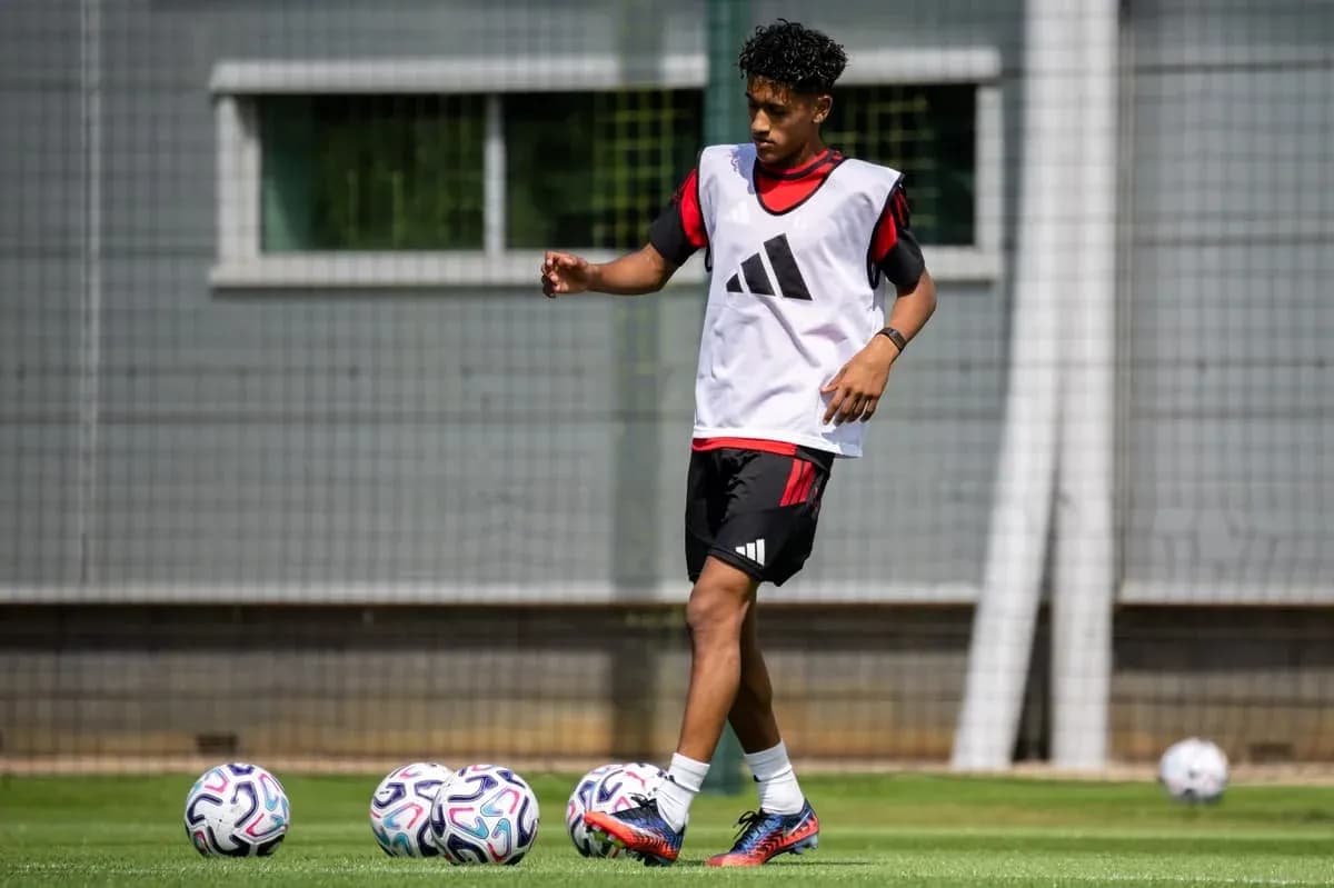 Jugador entrenando con balones en el campo