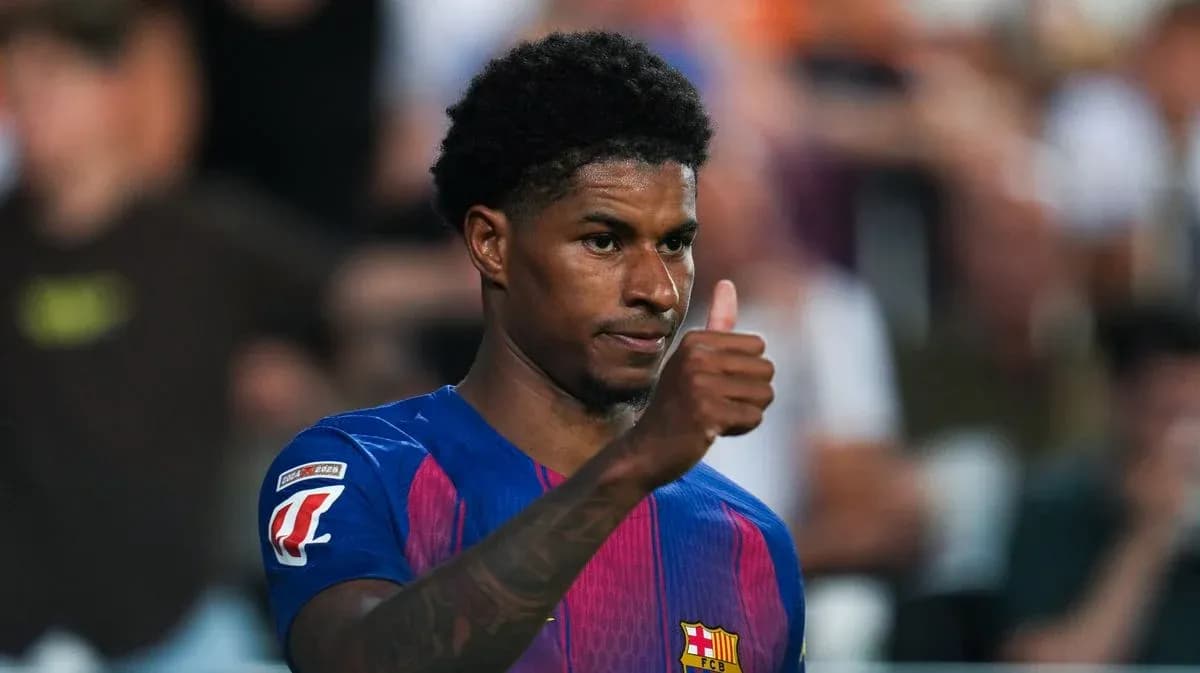 Jugador de Barcelona mostrando pulgar hacia arriba