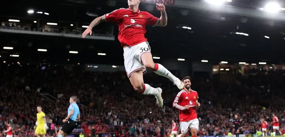 Jugador de Manchester United celebrando un gol en el partido
