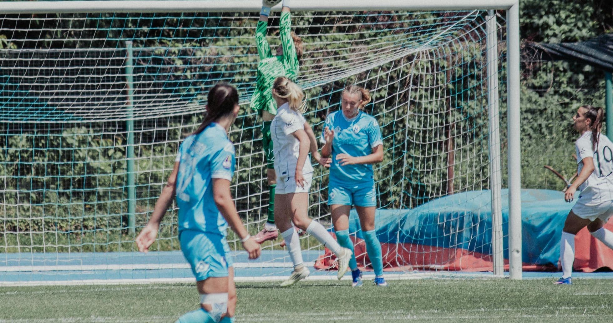 Portera atrapando el balón durante el partido