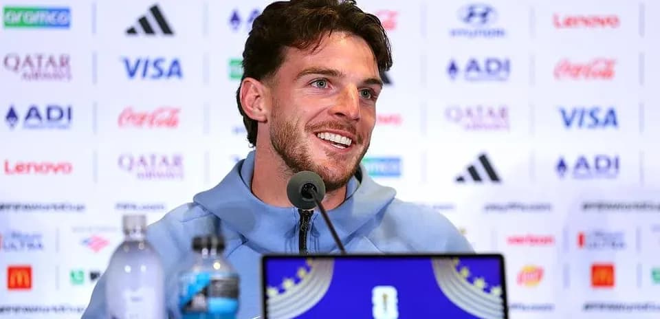 Jugador hablando en rueda de prensa con micrófono