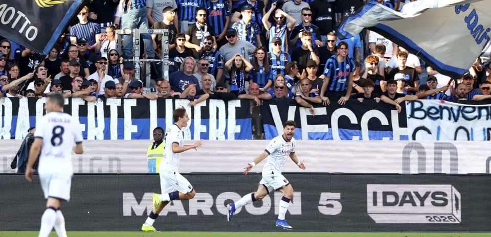 Jugadores celebrando un gol en el partido