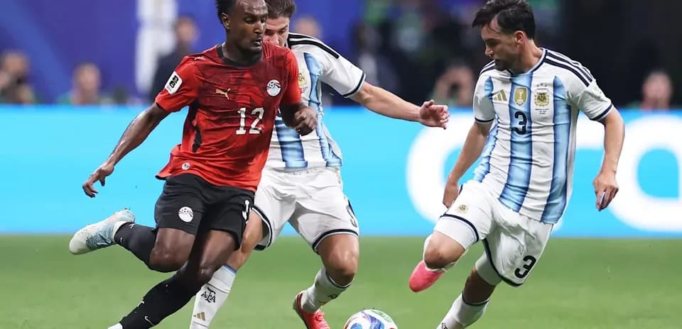 Jugadores de Egipto y Argentina luchando por el balón