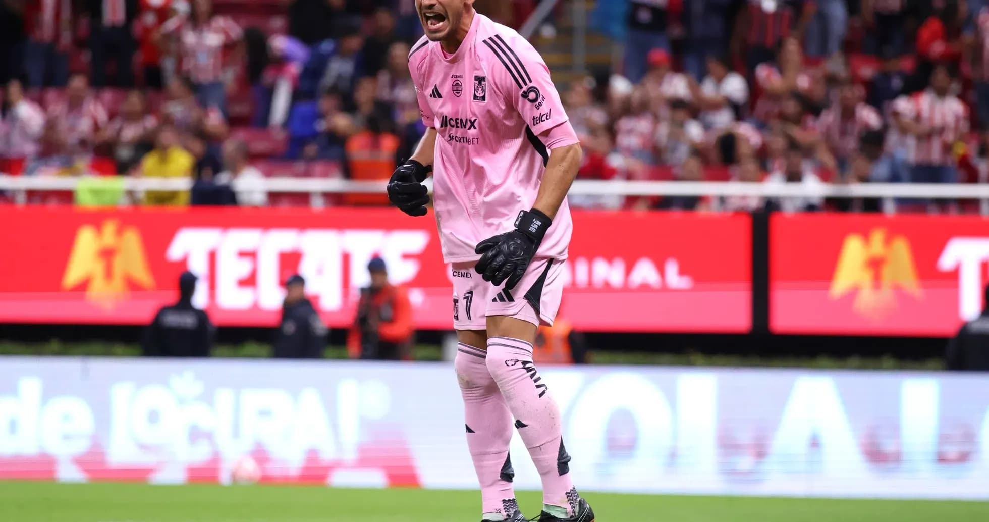 Portero celebrando durante el partido Tigres vs Chivas