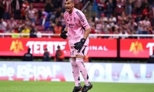 Portero celebrando durante el partido Tigres vs Chivas