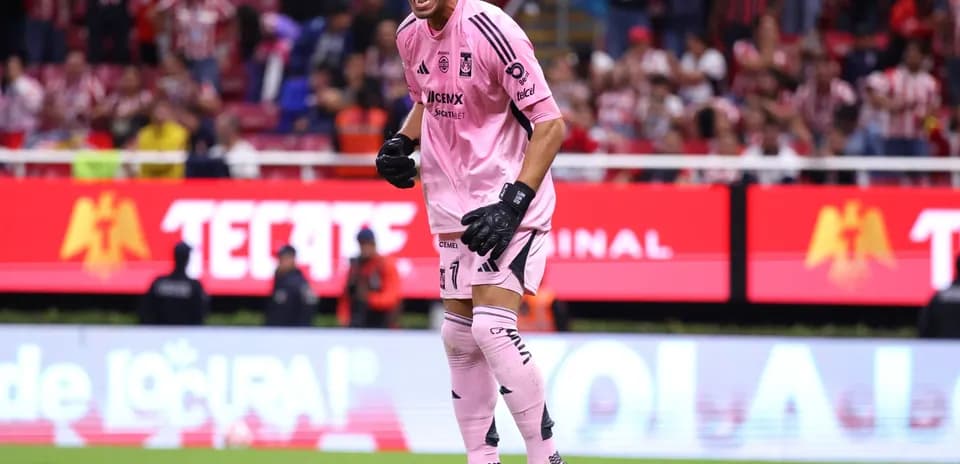 Portero celebrando durante el partido Tigres vs Chivas