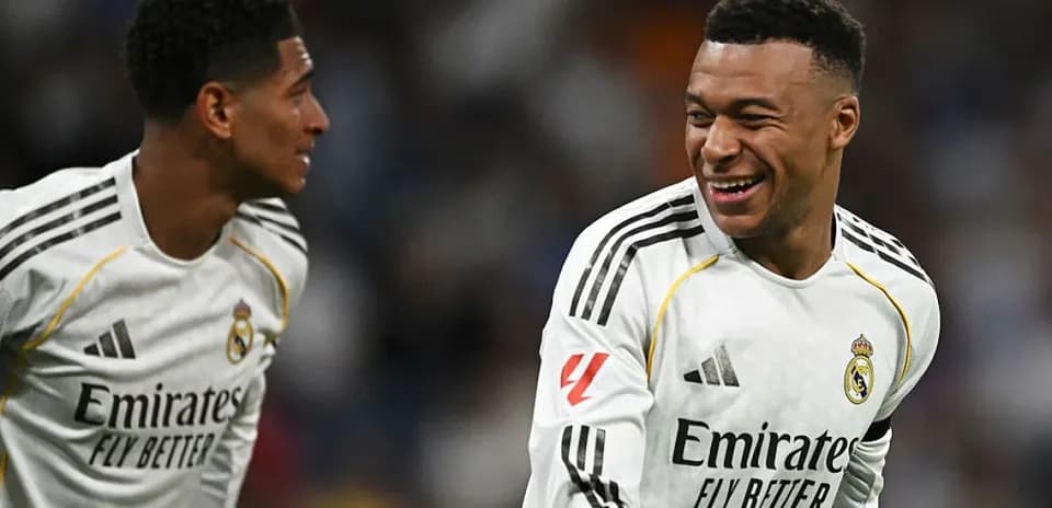Jugadores de Real Madrid celebrando en el campo