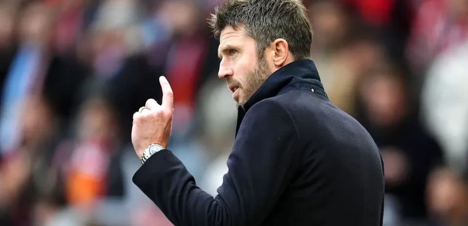 Entrenador dando instrucciones durante un partido