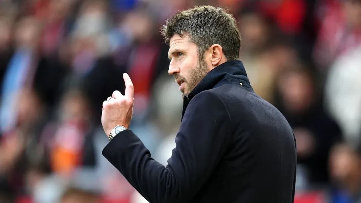 Entrenador dando instrucciones durante un partido