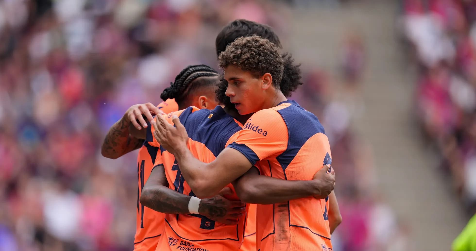 Jugadores abrazándose tras un gol en partido