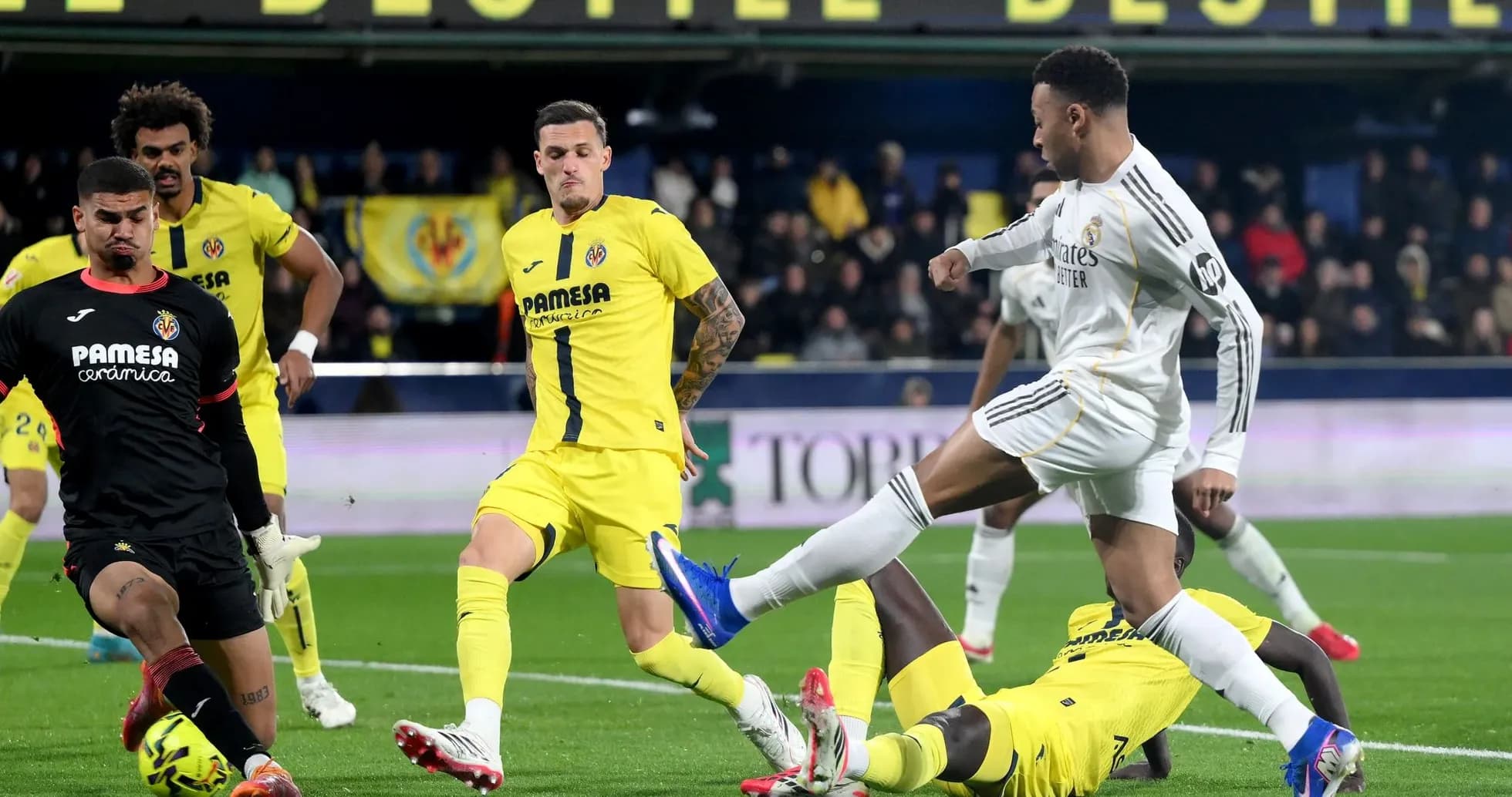 Acción durante el partido Real Madrid vs Villarreal