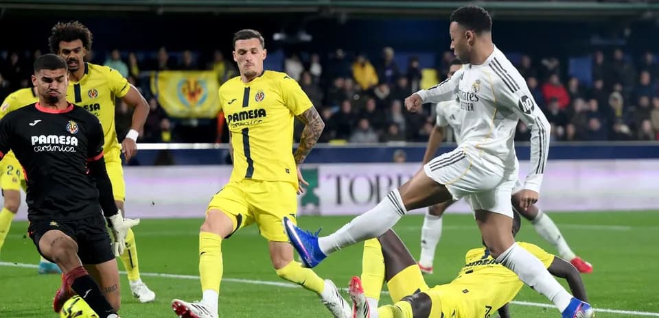 Acción durante el partido Real Madrid vs Villarreal