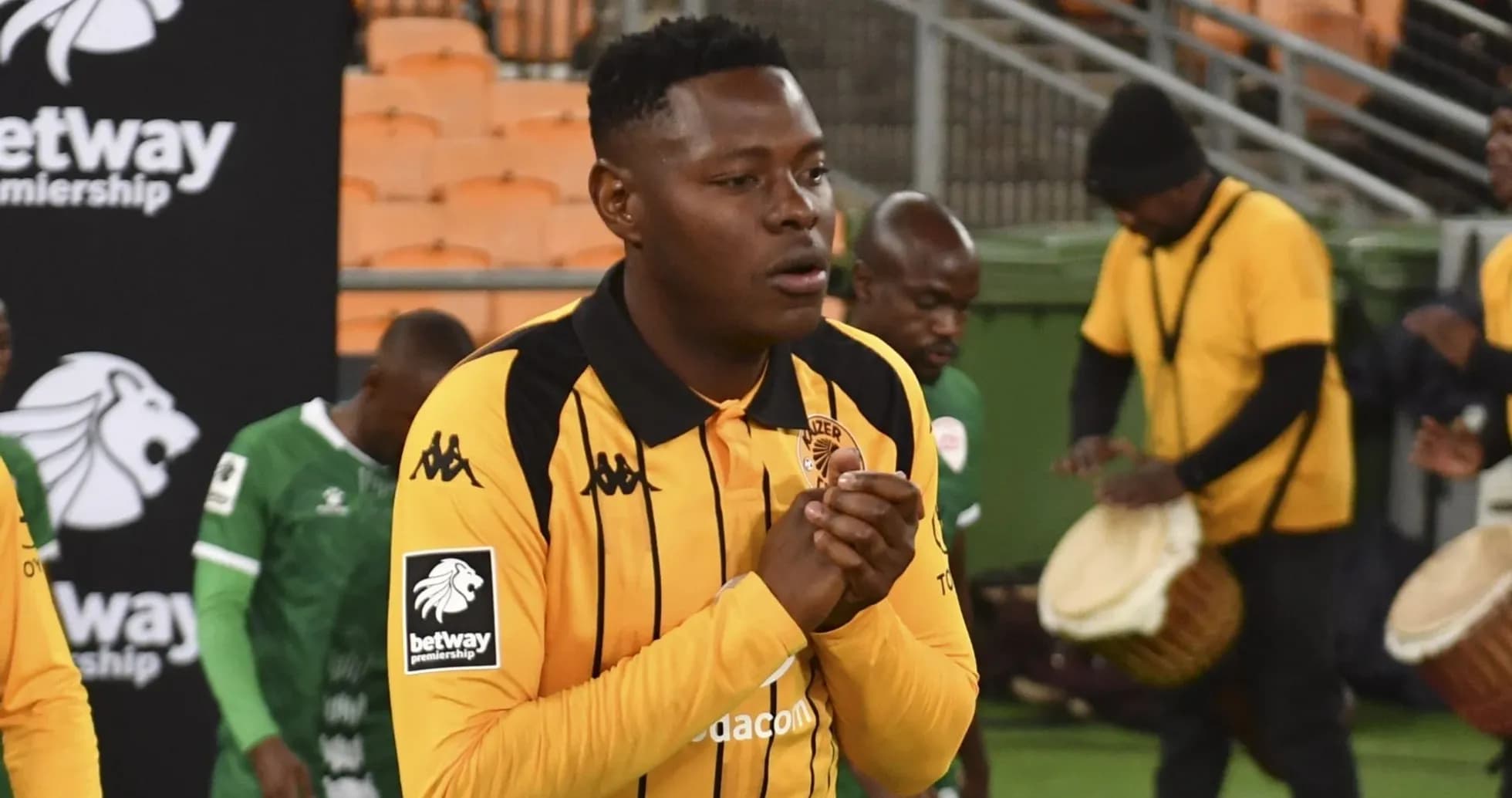Jugador de Kaizer Chiefs entrando al campo antes del partido