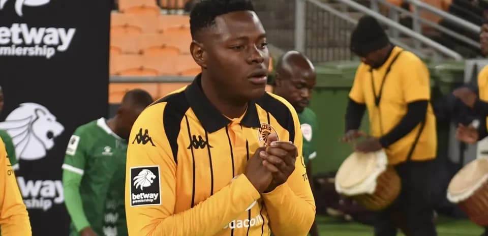 Jugador de Kaizer Chiefs entrando al campo antes del partido