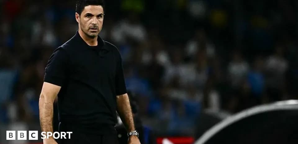 Entrenador observando el partido desde la línea