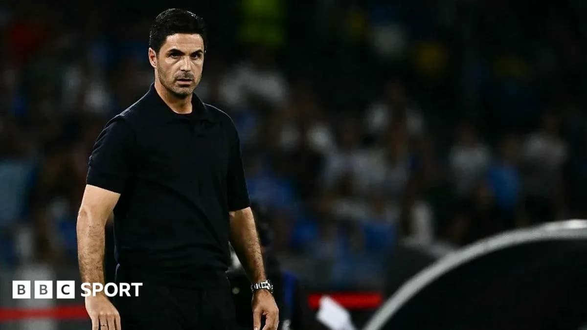 Entrenador observando el partido desde la línea