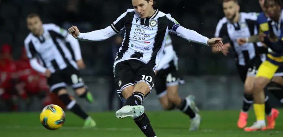 Jugador de Udinese ejecutando un tiro libre