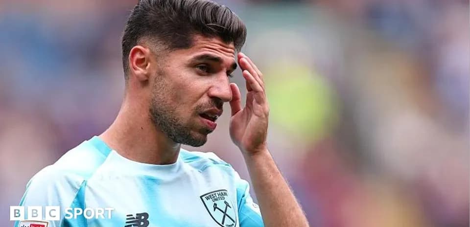 Jugador de West Ham United tocándose la cabeza