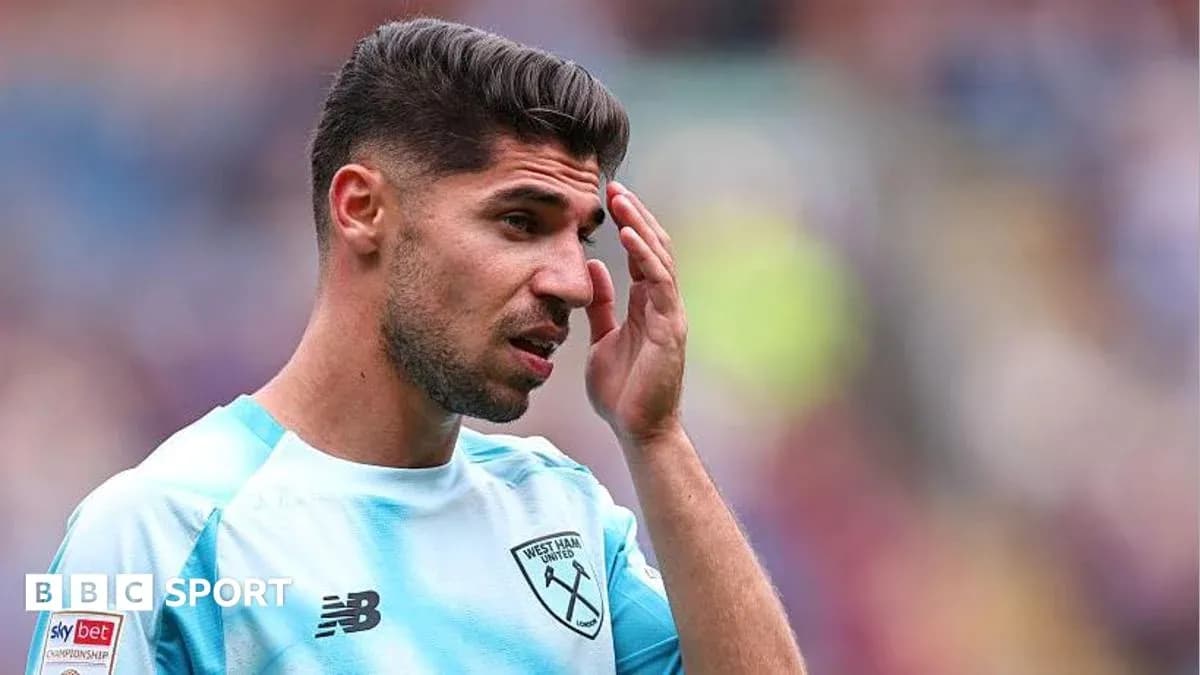 Jugador de West Ham United tocándose la cabeza