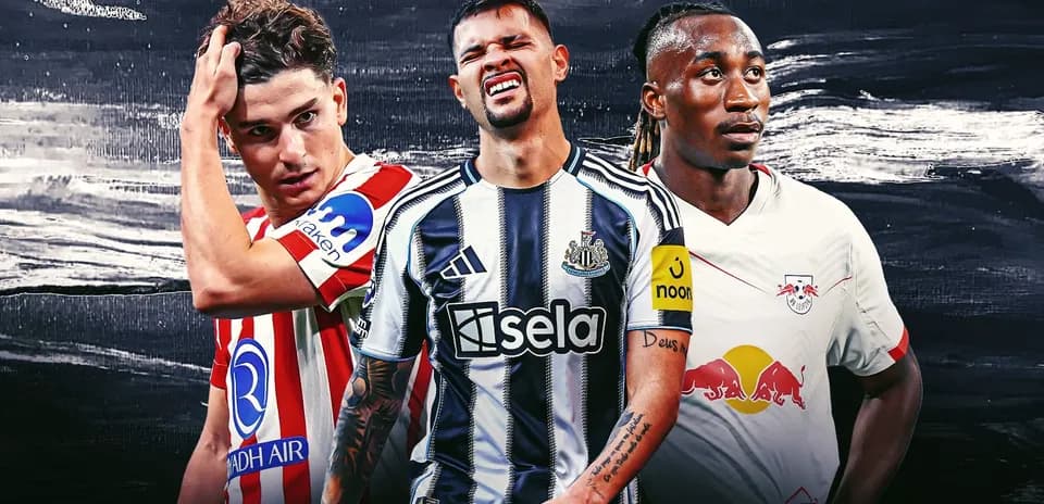Tres futbolistas de diferentes equipos en primer plano