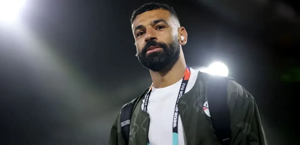 Jugador caminando con auriculares en estadio