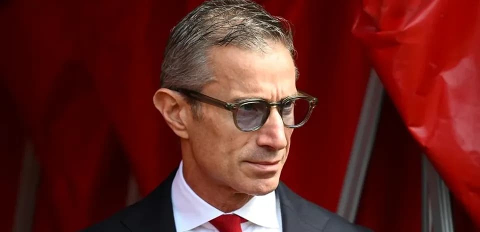 Persona con gafas en un entorno deportivo