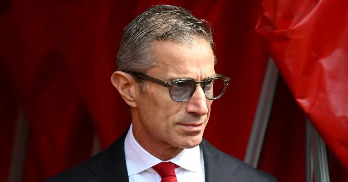 Persona con gafas en un entorno deportivo